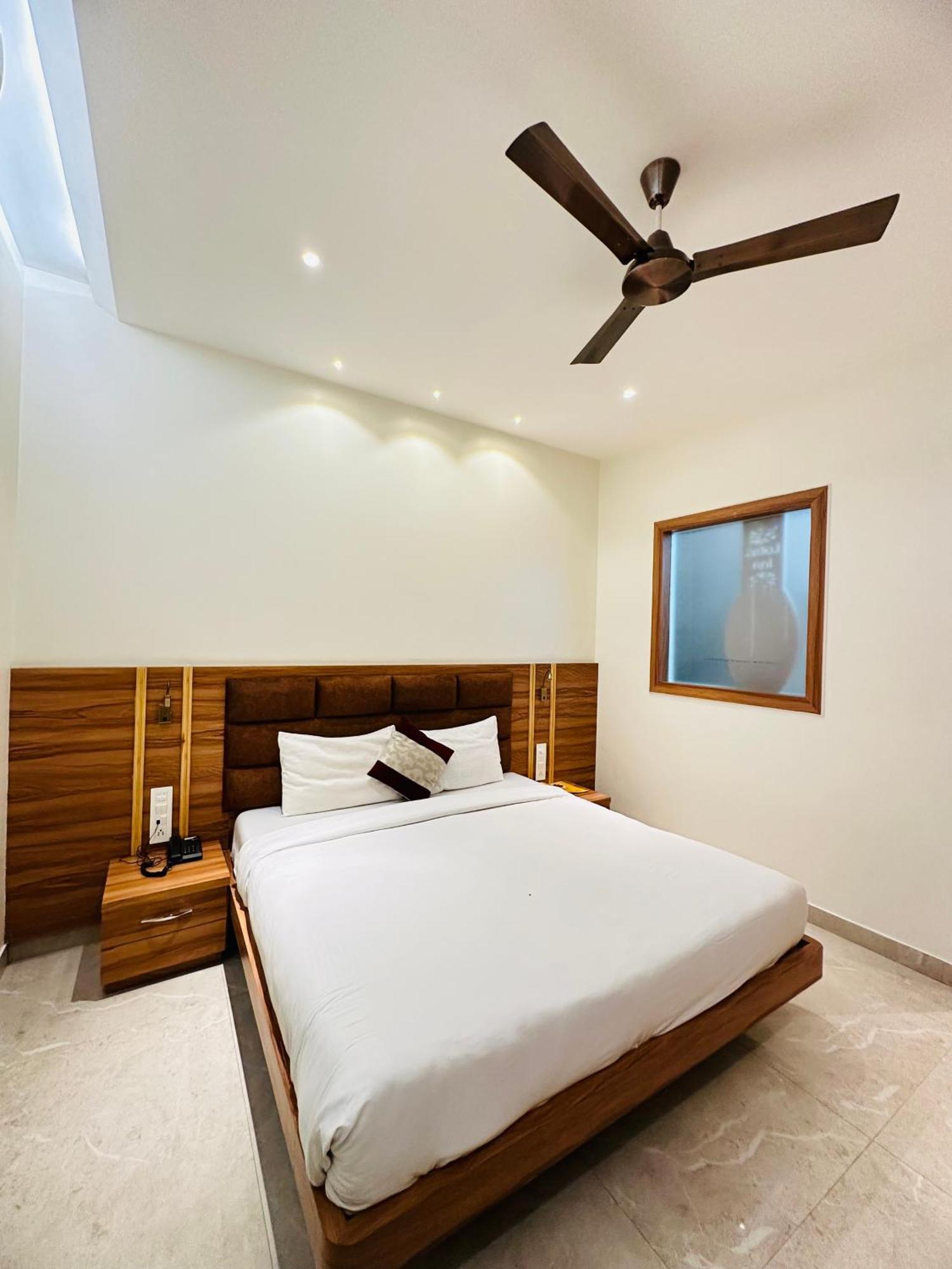 Hotel Lotus Inn Sirsa Bagian luar foto