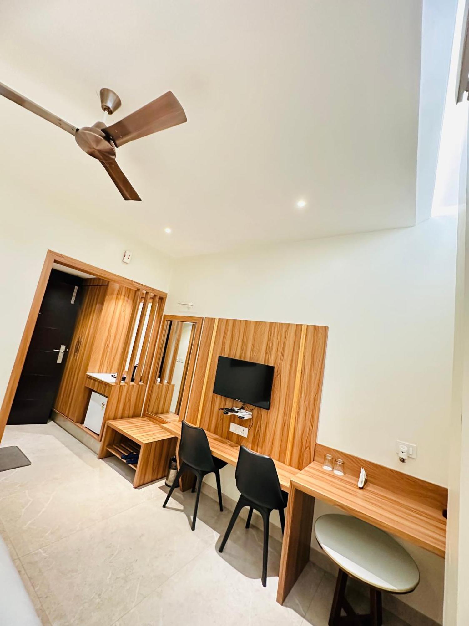 Hotel Lotus Inn Sirsa Bagian luar foto